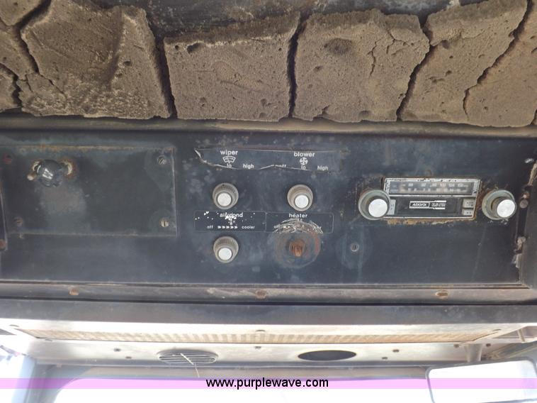 image for item H9021 1976 Allis Chalmers 7040 tractor