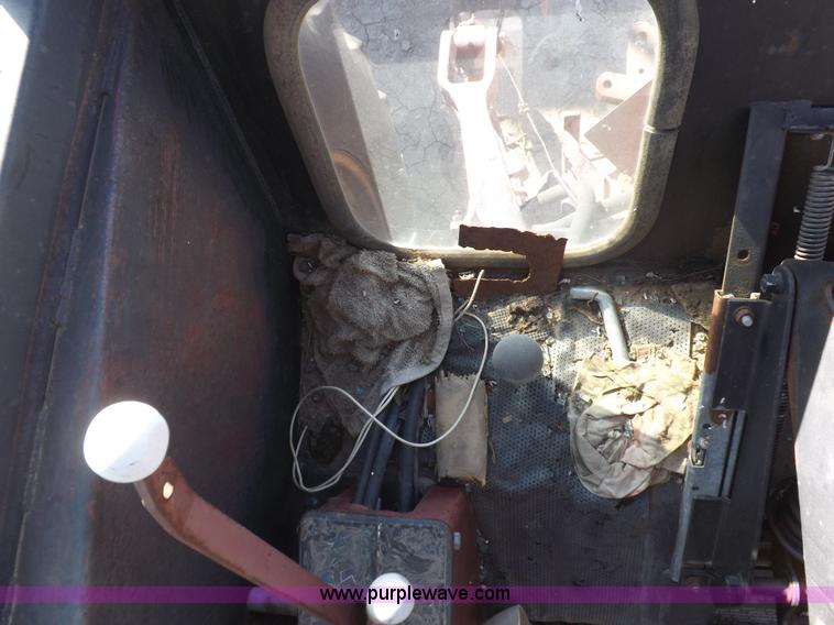 image for item H9021 1976 Allis Chalmers 7040 tractor