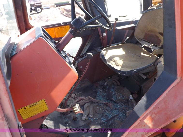 image for item H9021 1976 Allis Chalmers 7040 tractor