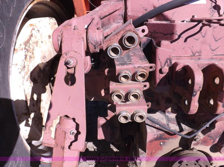 image for item H9021 1976 Allis Chalmers 7040 tractor