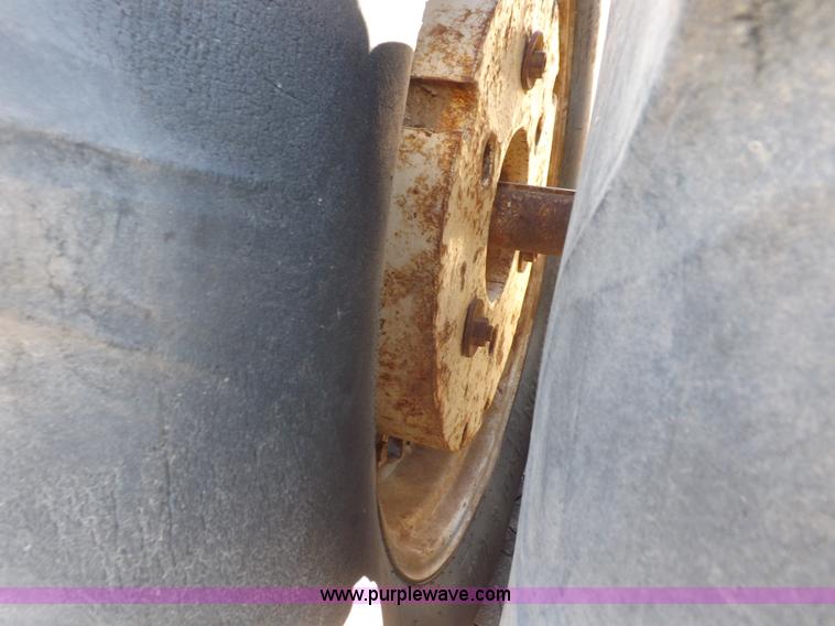 image for item H9021 1976 Allis Chalmers 7040 tractor