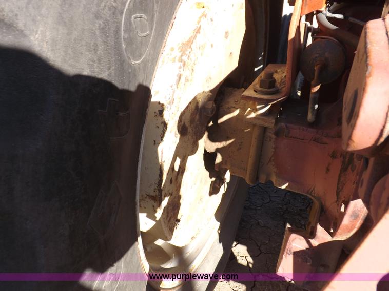 image for item H9021 1976 Allis Chalmers 7040 tractor