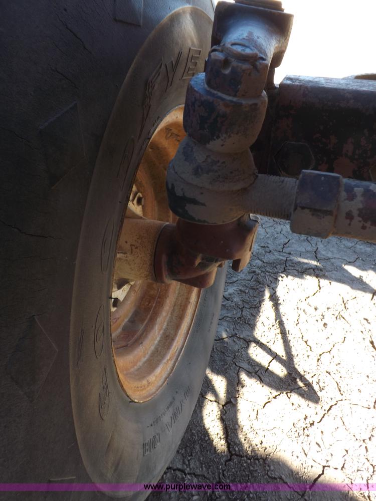 image for item H9021 1976 Allis Chalmers 7040 tractor