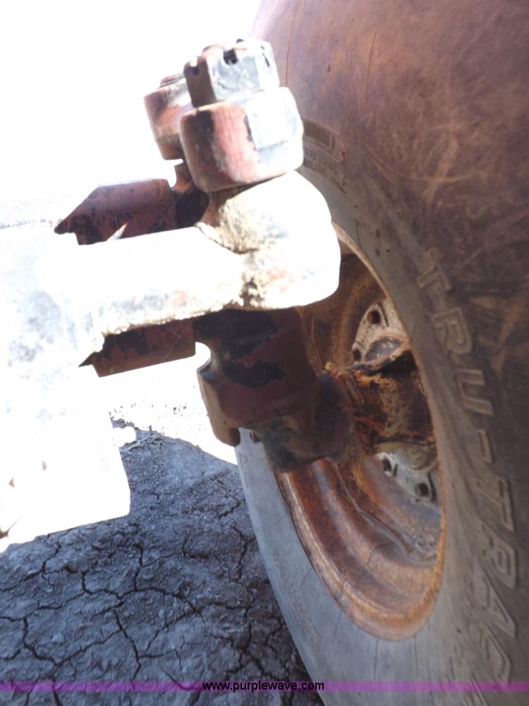 image for item H9021 1976 Allis Chalmers 7040 tractor