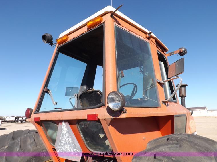 image for item H9021 1976 Allis Chalmers 7040 tractor