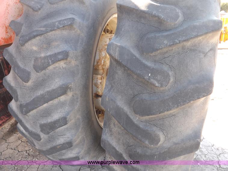 image for item H9021 1976 Allis Chalmers 7040 tractor