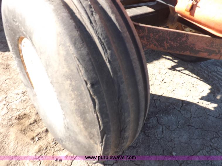 image for item H9021 1976 Allis Chalmers 7040 tractor