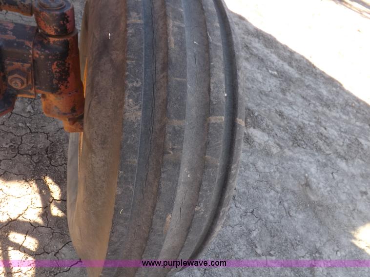 image for item H9021 1976 Allis Chalmers 7040 tractor