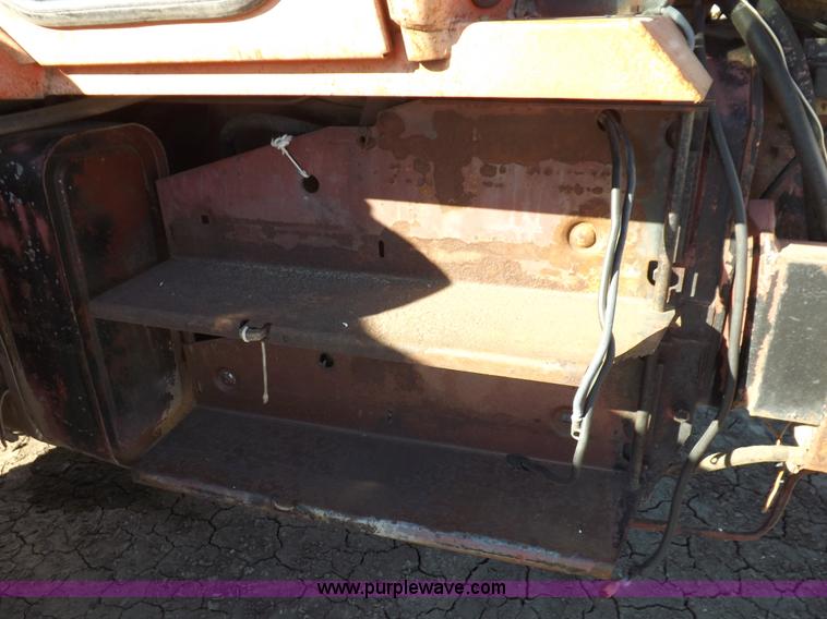 image for item H9021 1976 Allis Chalmers 7040 tractor