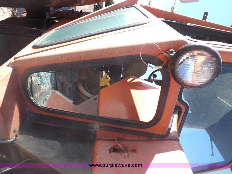 image for item H9021 1976 Allis Chalmers 7040 tractor