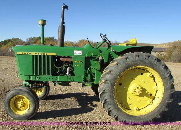 image for item I6727 John Deere 3010 tractor