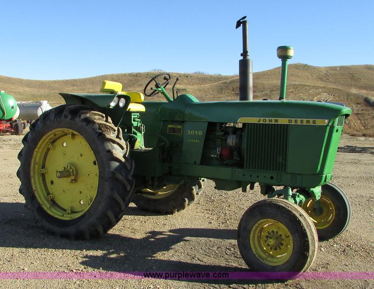 image for item I6727 John Deere 3010 tractor