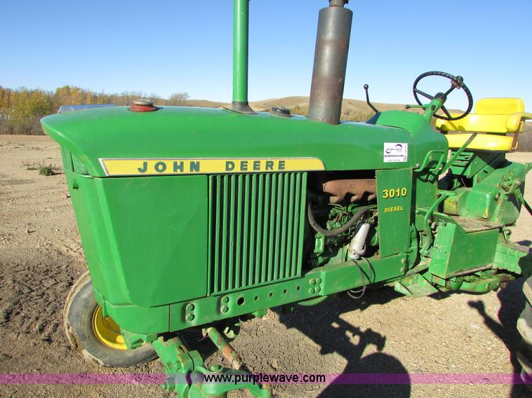 image for item I6727 John Deere 3010 tractor