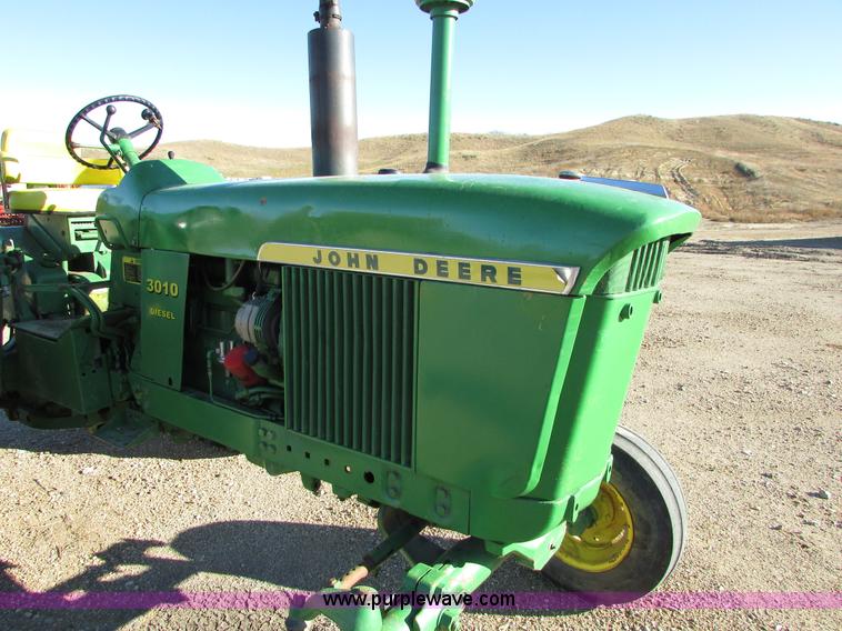 image for item I6727 John Deere 3010 tractor