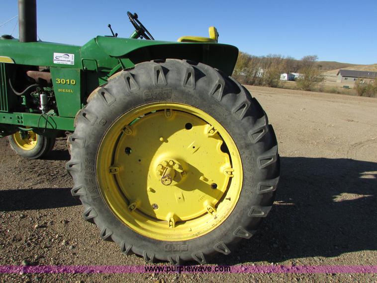 image for item I6727 John Deere 3010 tractor