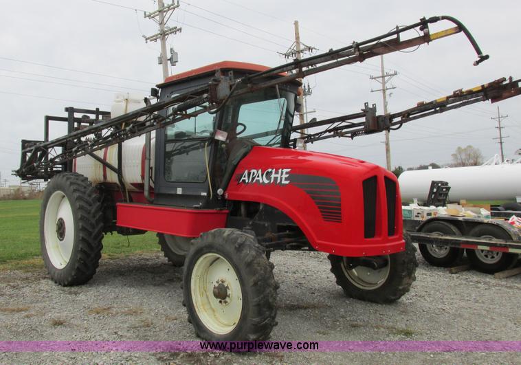image for item I8881 1998 Apache A760 self-propelled sprayer