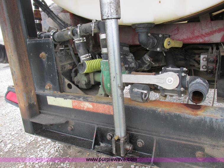 image for item I8881 1998 Apache A760 self-propelled sprayer