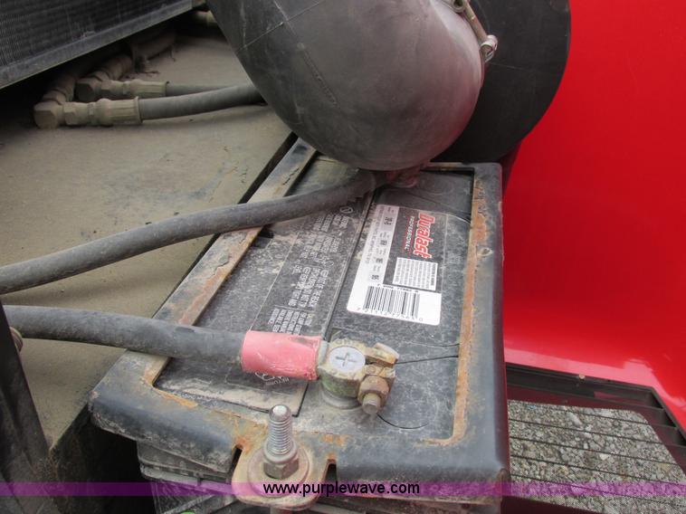 image for item I8881 1998 Apache A760 self-propelled sprayer