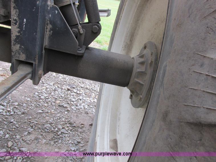 image for item I8881 1998 Apache A760 self-propelled sprayer