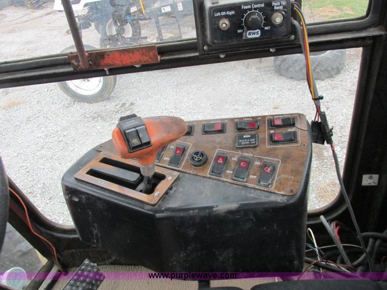 image for item I8881 1998 Apache A760 self-propelled sprayer