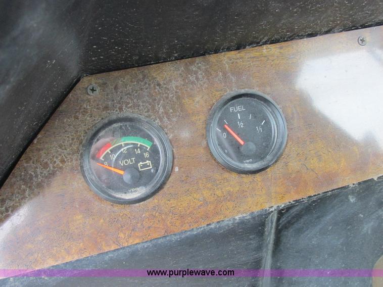 image for item I8881 1998 Apache A760 self-propelled sprayer