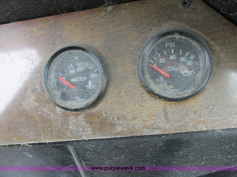 image for item I8881 1998 Apache A760 self-propelled sprayer