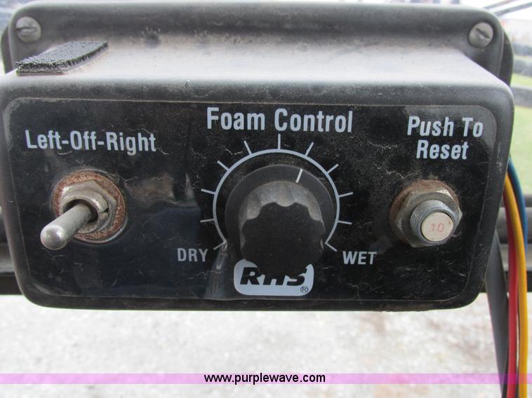 image for item I8881 1998 Apache A760 self-propelled sprayer