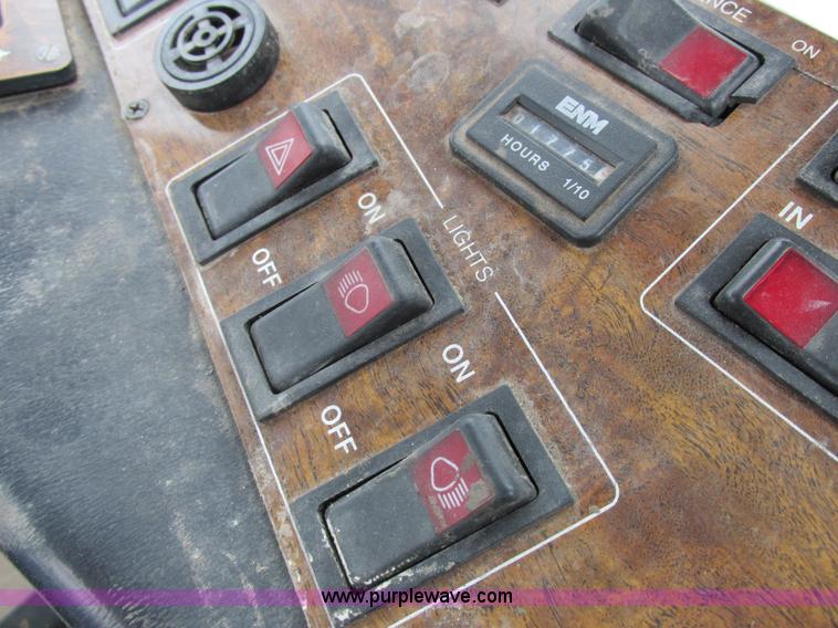 image for item I8881 1998 Apache A760 self-propelled sprayer