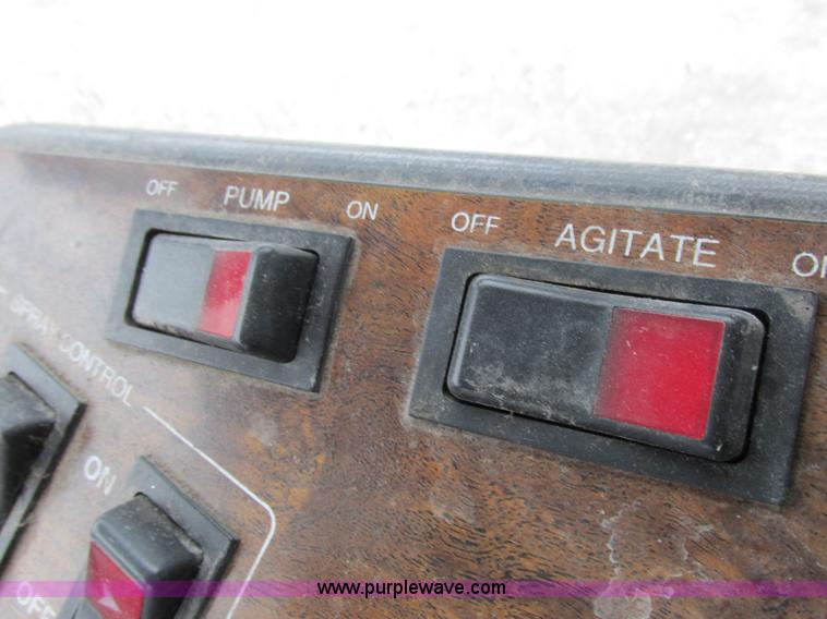 image for item I8881 1998 Apache A760 self-propelled sprayer