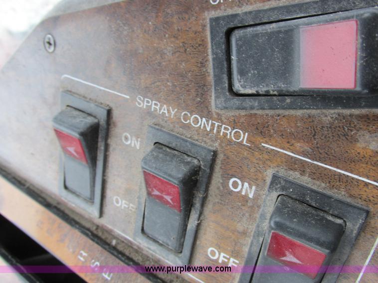 image for item I8881 1998 Apache A760 self-propelled sprayer