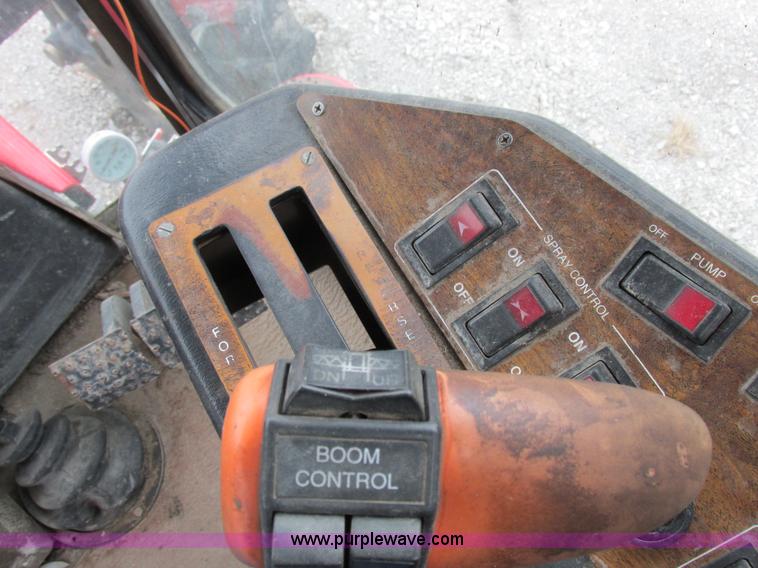 image for item I8881 1998 Apache A760 self-propelled sprayer