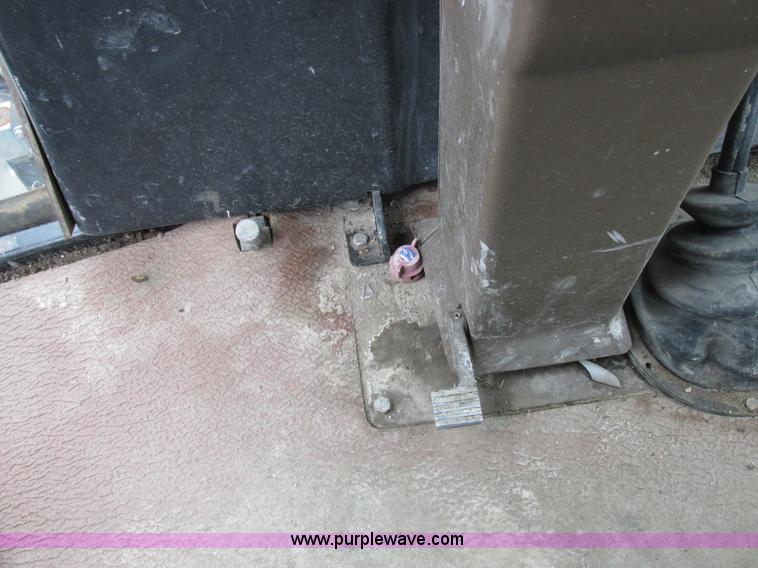 image for item I8881 1998 Apache A760 self-propelled sprayer