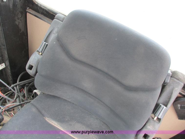 image for item I8881 1998 Apache A760 self-propelled sprayer