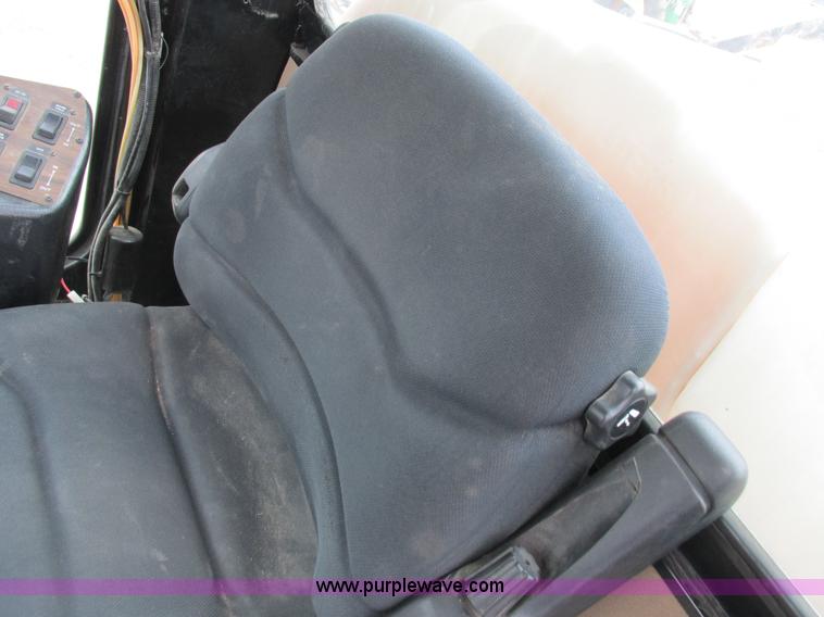 image for item I8882 2000 Apache A780 self-propelled sprayer