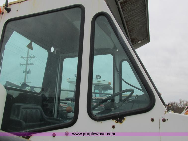 image for item I8883 1998 SpraCoupe 220 self-propelled sprayer