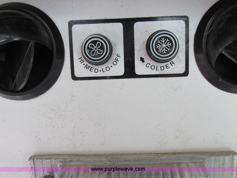 image for item I8883 1998 SpraCoupe 220 self-propelled sprayer