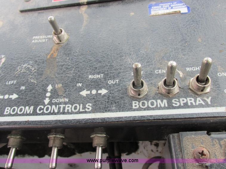 image for item I8883 1998 SpraCoupe 220 self-propelled sprayer