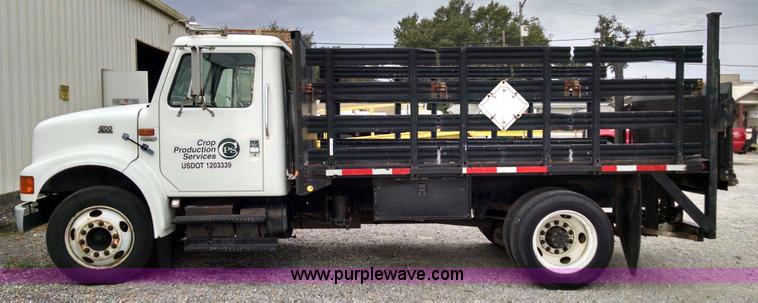 image for item AW9135 2000 International 4700 flatbed truck
