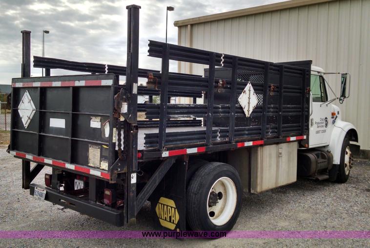 image for item AW9135 2000 International 4700 flatbed truck