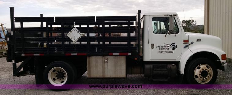 image for item AW9135 2000 International 4700 flatbed truck