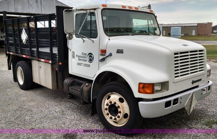 image for item AW9135 2000 International 4700 flatbed truck