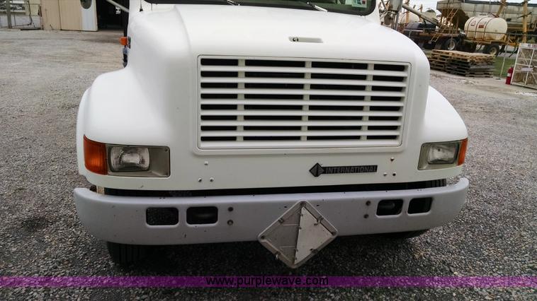 image for item AW9135 2000 International 4700 flatbed truck