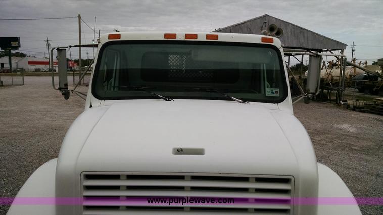 image for item AW9135 2000 International 4700 flatbed truck