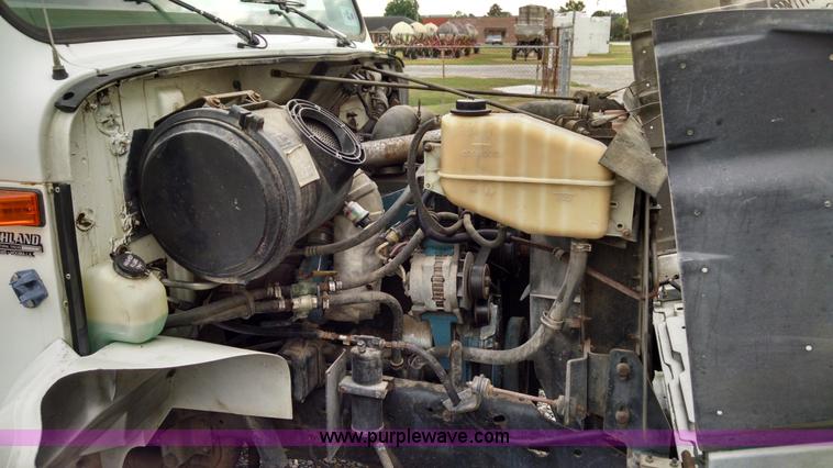 image for item AW9135 2000 International 4700 flatbed truck