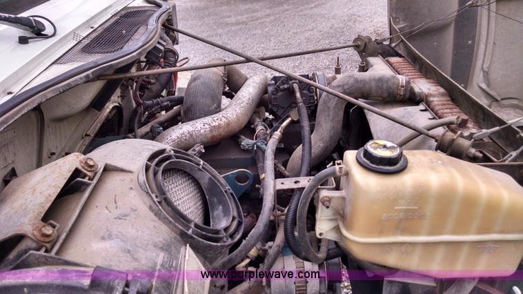 image for item AW9135 2000 International 4700 flatbed truck