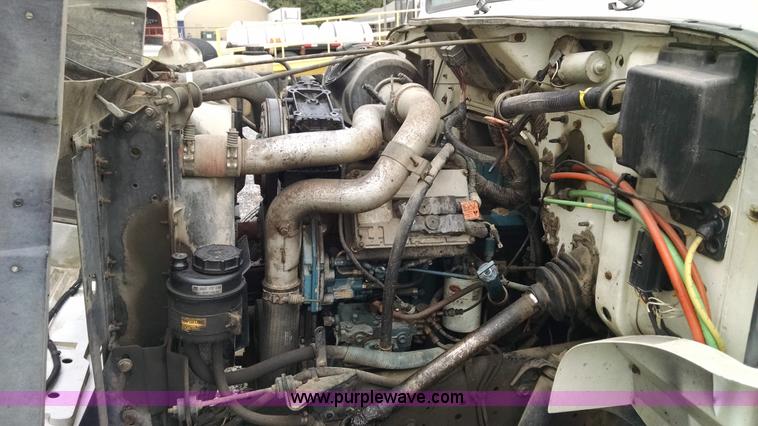 image for item AW9135 2000 International 4700 flatbed truck