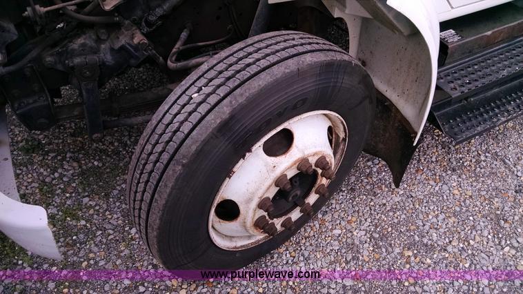 image for item AW9135 2000 International 4700 flatbed truck