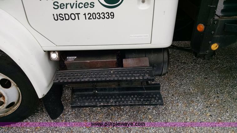 image for item AW9135 2000 International 4700 flatbed truck