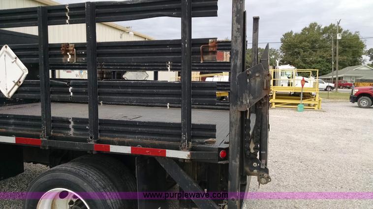 image for item AW9135 2000 International 4700 flatbed truck