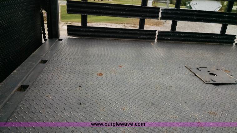 image for item AW9135 2000 International 4700 flatbed truck